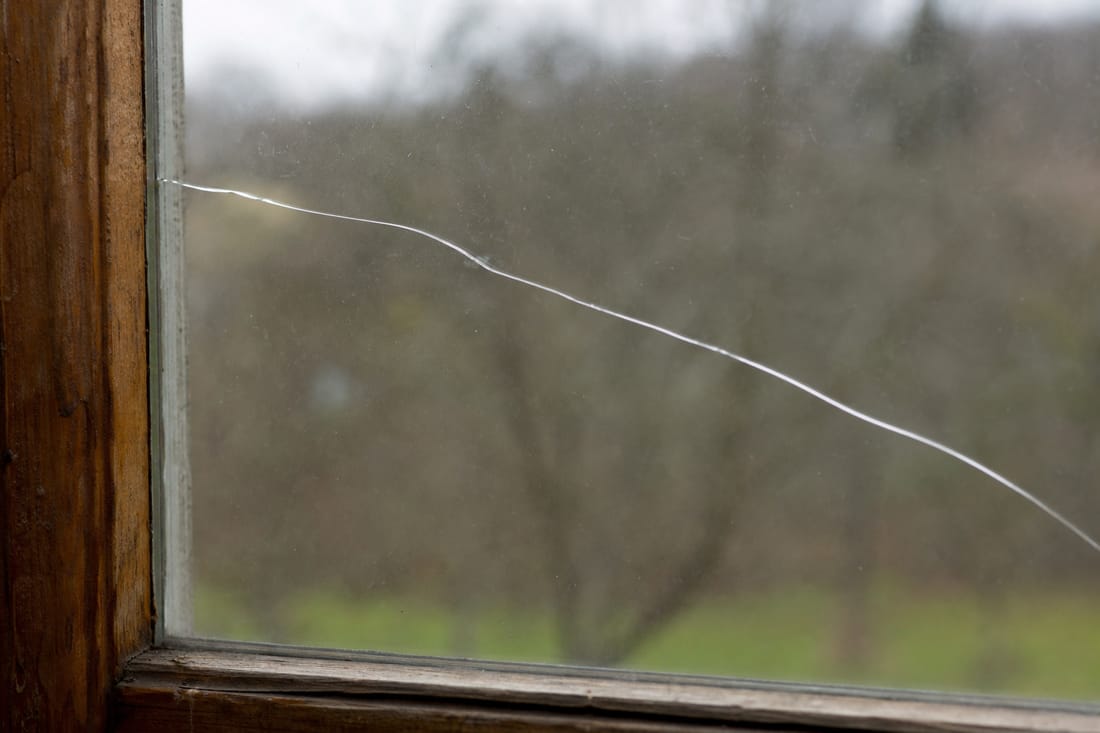 Beispiel: gerissene Fensterscheibe im Rahmen