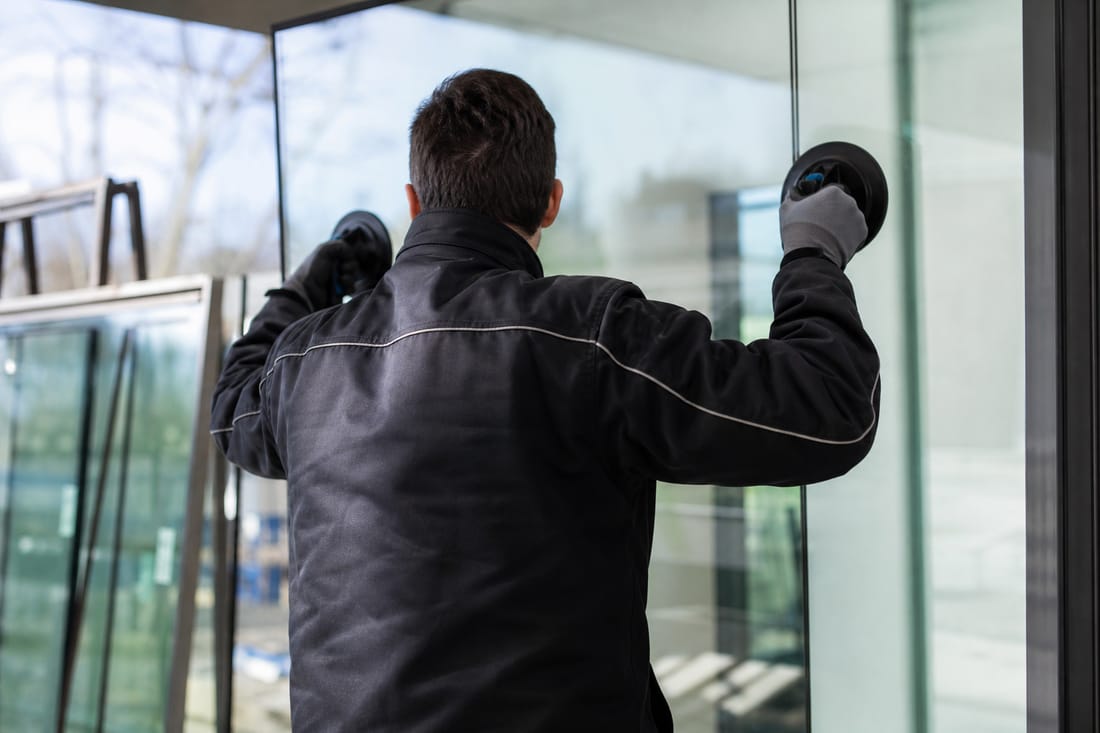 Beispiel: Glaser von hinten mit Saugnäpfen an einer Scheibe