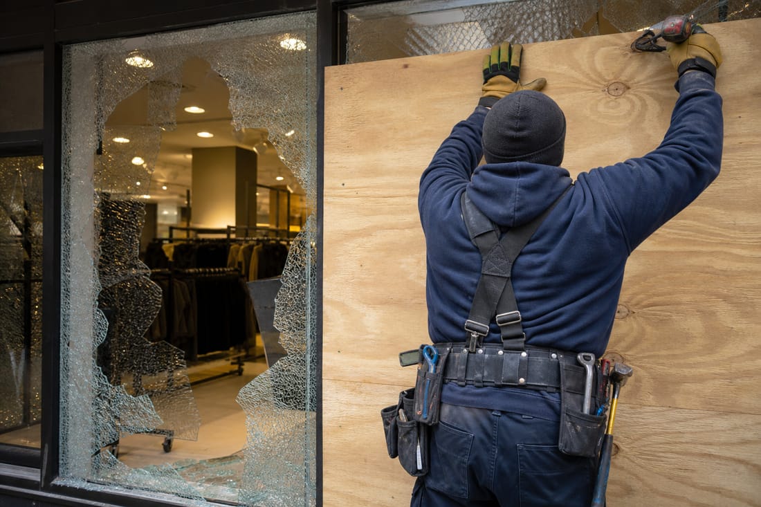 Beispiel: provisorische Sicherung einer Glasöffnung