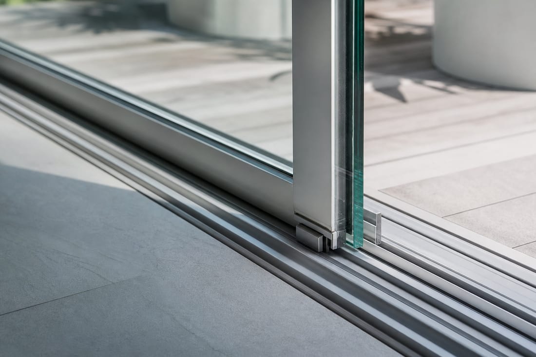 Beispiel: Detail Schiebetür aus Glas mit Laufschiene